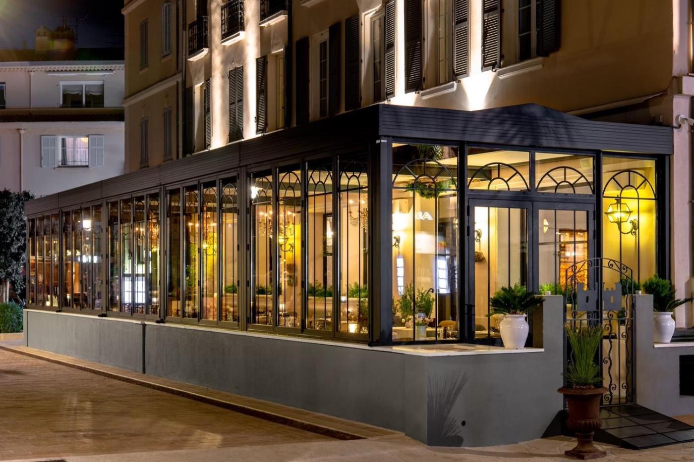 Restaurant De La Tour Hotel 2*